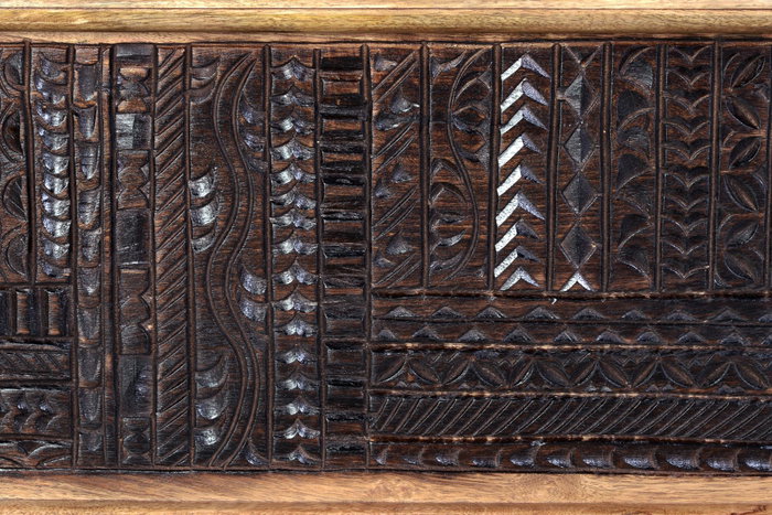 GINER Y COLOMER Buffet en bois de manguier, ouverture supérieure, grand rangement, devant sculpté à la main, couleur naturelle